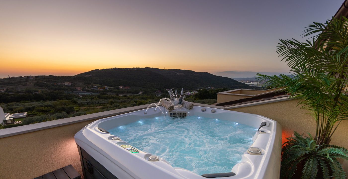 Masažni bazen z razgledom.