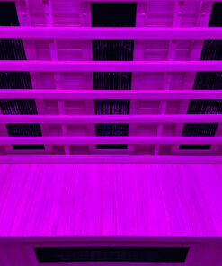 Notranjost savne z vijolično rgb razsvetljavo.