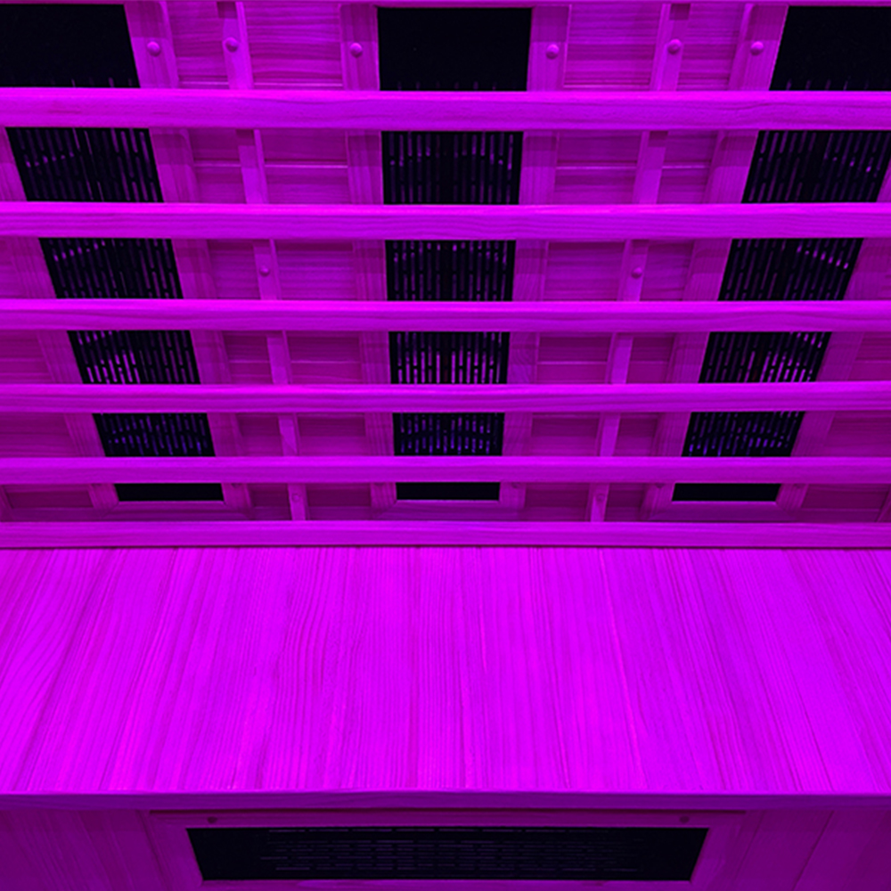 Notranjost savne z vijolično rgb razsvetljavo.