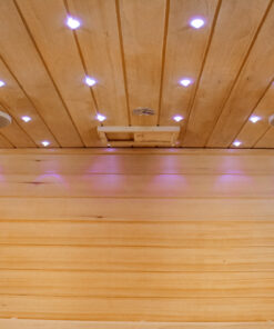 Zvezdnato nebo na stropu savne.