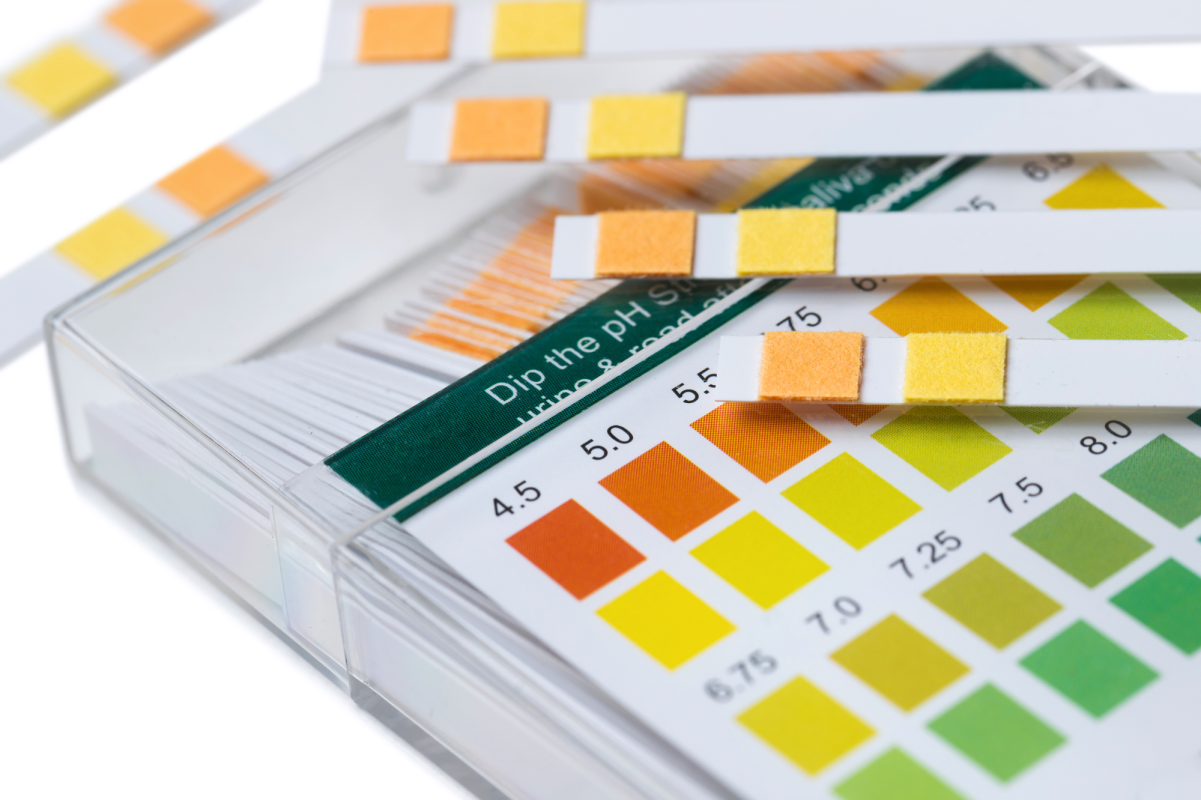 Testni ph trakovi položeni na embalažo trakov.