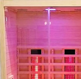 Prižgana pink led rgb luč v savni.