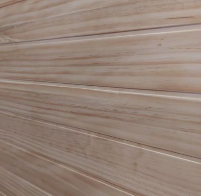 Stena savne iz borovega lesa.