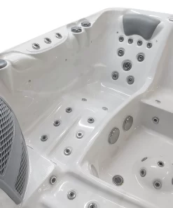 Bed in hot tub Alpha 823.