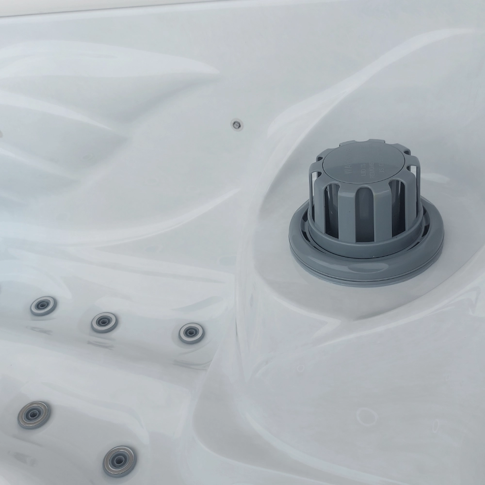 Cartridge filter in the Beta 423 massage pool.