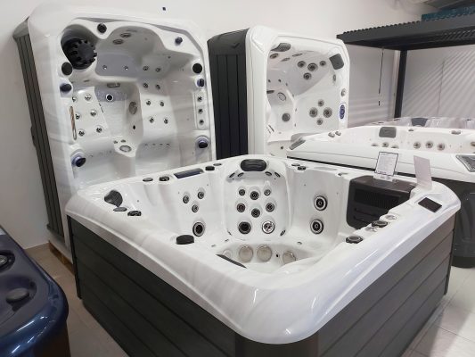 Razstavni salon masažnih bazenov JJSPA v trgovini jana.