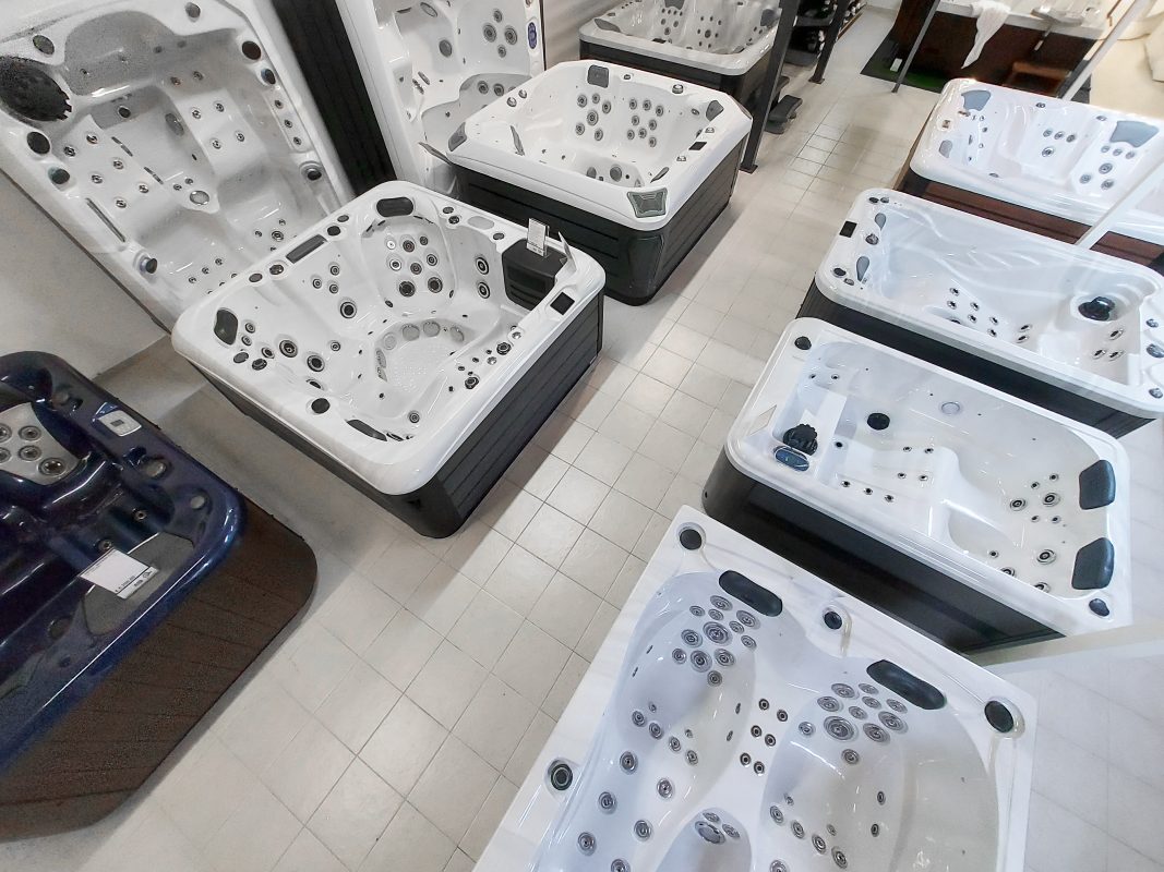 Salon masažnih bazenov v trgovini jana.