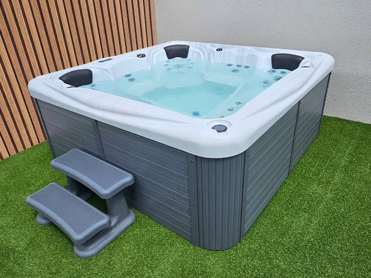 Beta 423 - massage pool with steps on artificial grass.
