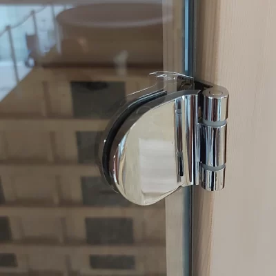 Inox tečaj v vratih savne.