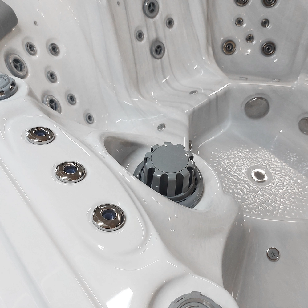 Fountains in Alpha 806 massage pool.