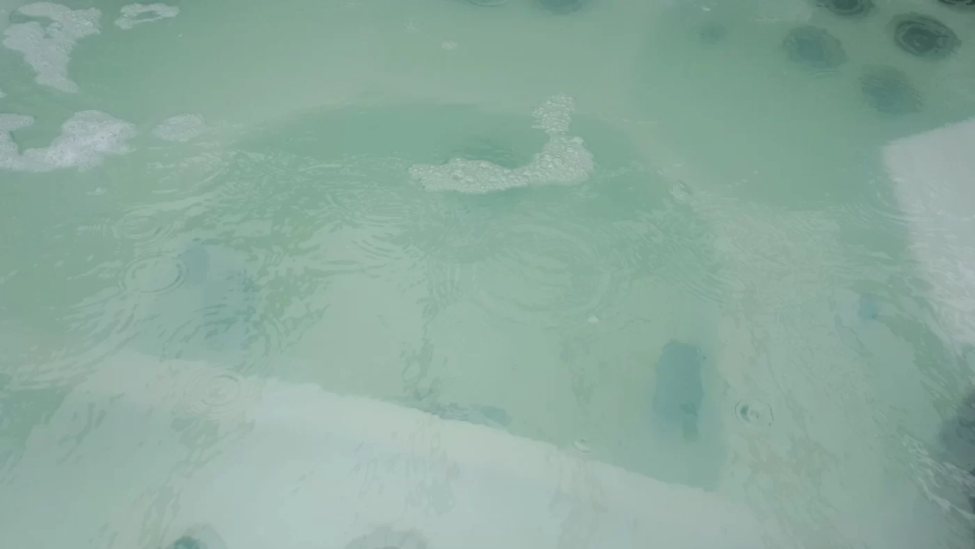 Motna voda v masažnem bazenu.