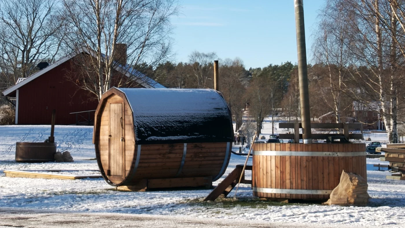 Outdoor barrel sauna.