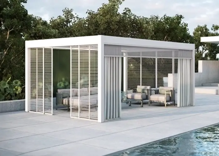 Kovinski stranski paneli na bioklimatski pergoli.