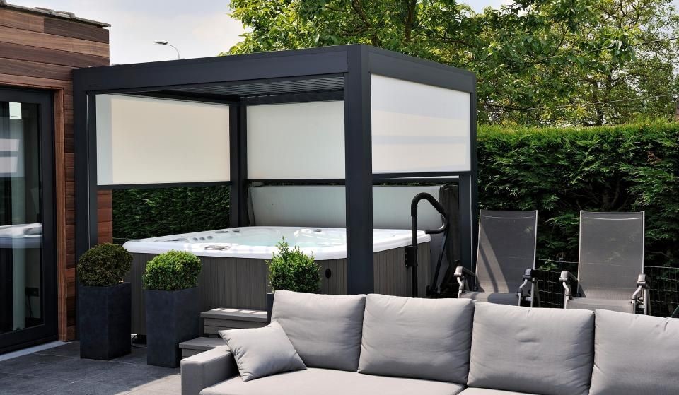 Terasa z jacuzzijem in bioklimatsko pergolo.