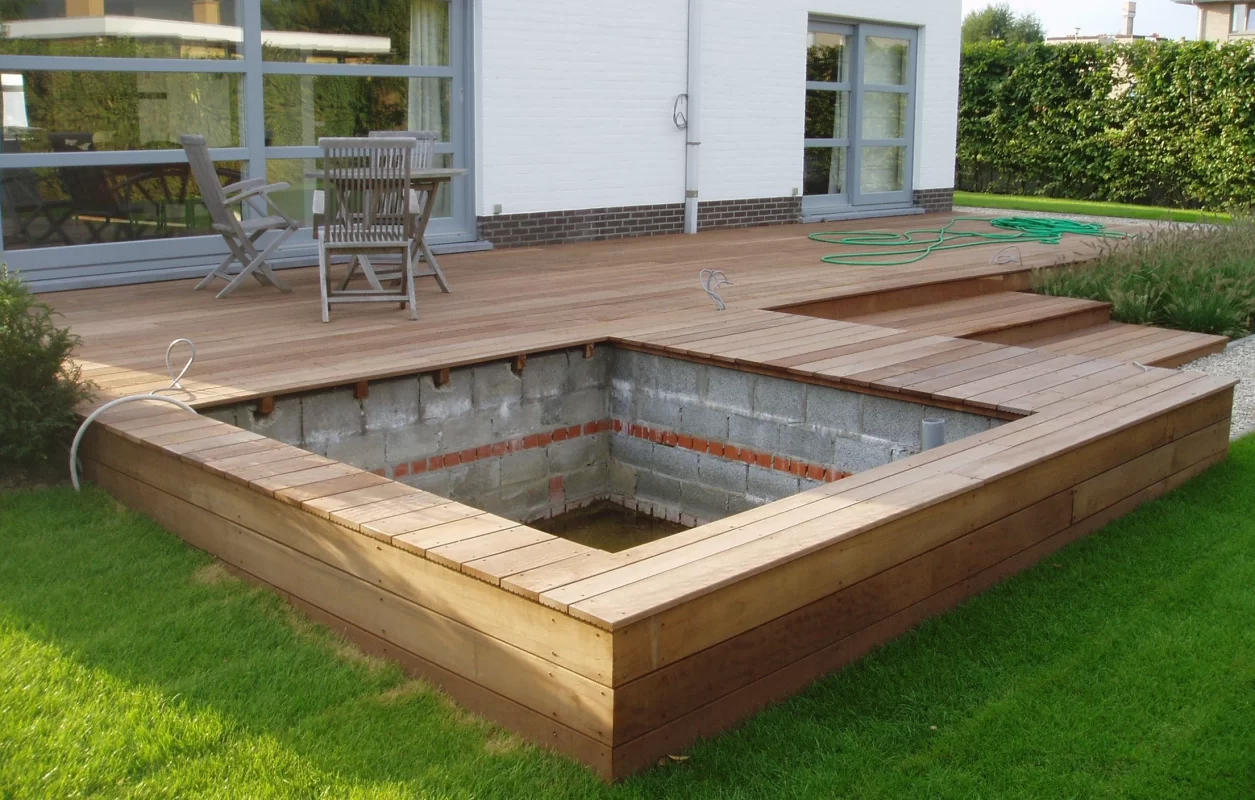 Lesen podest za jacuzzi.